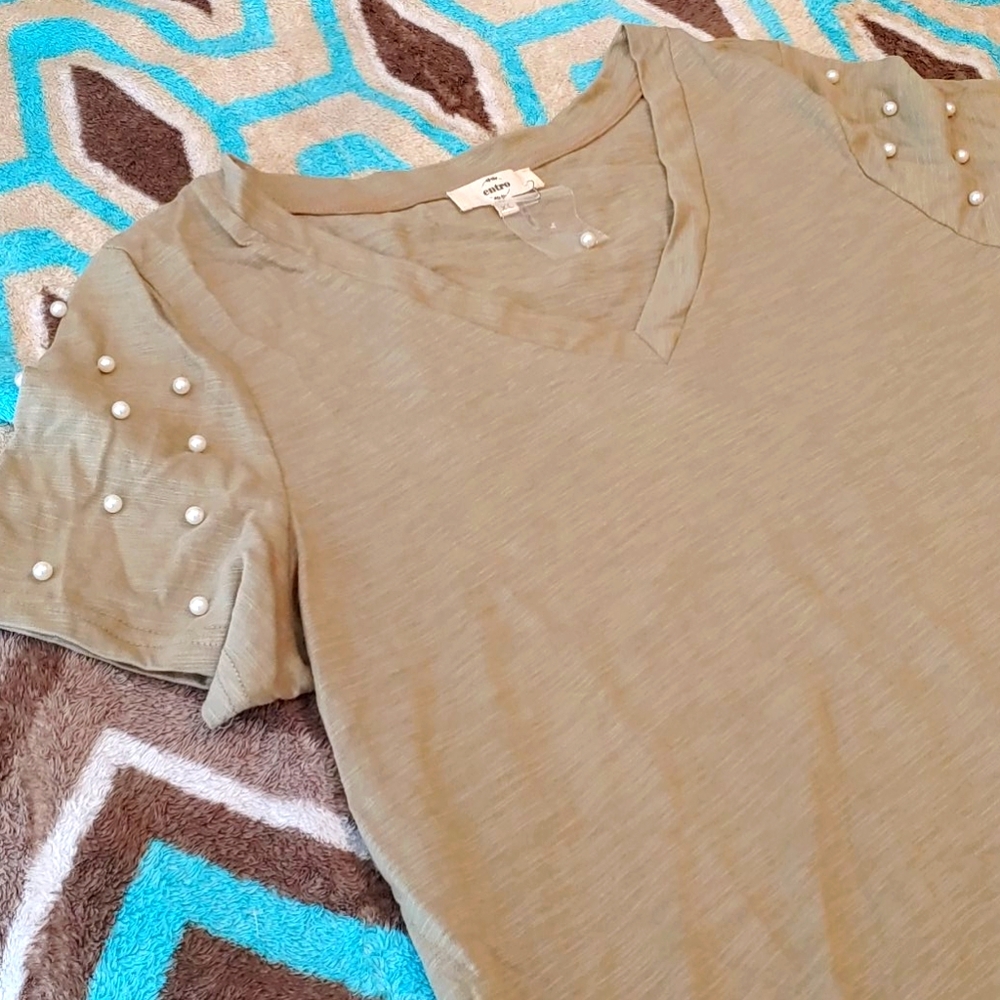NWT! Entro- Cute pearl accented sleeve tshirt